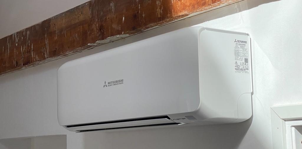 Mitsubishi airco binnenunit in een woonkamer, door AITL